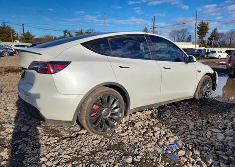 2022 Tesla Model Y z USA, uszkodzony, nr VIN 7SAYGDEF5NF461967
